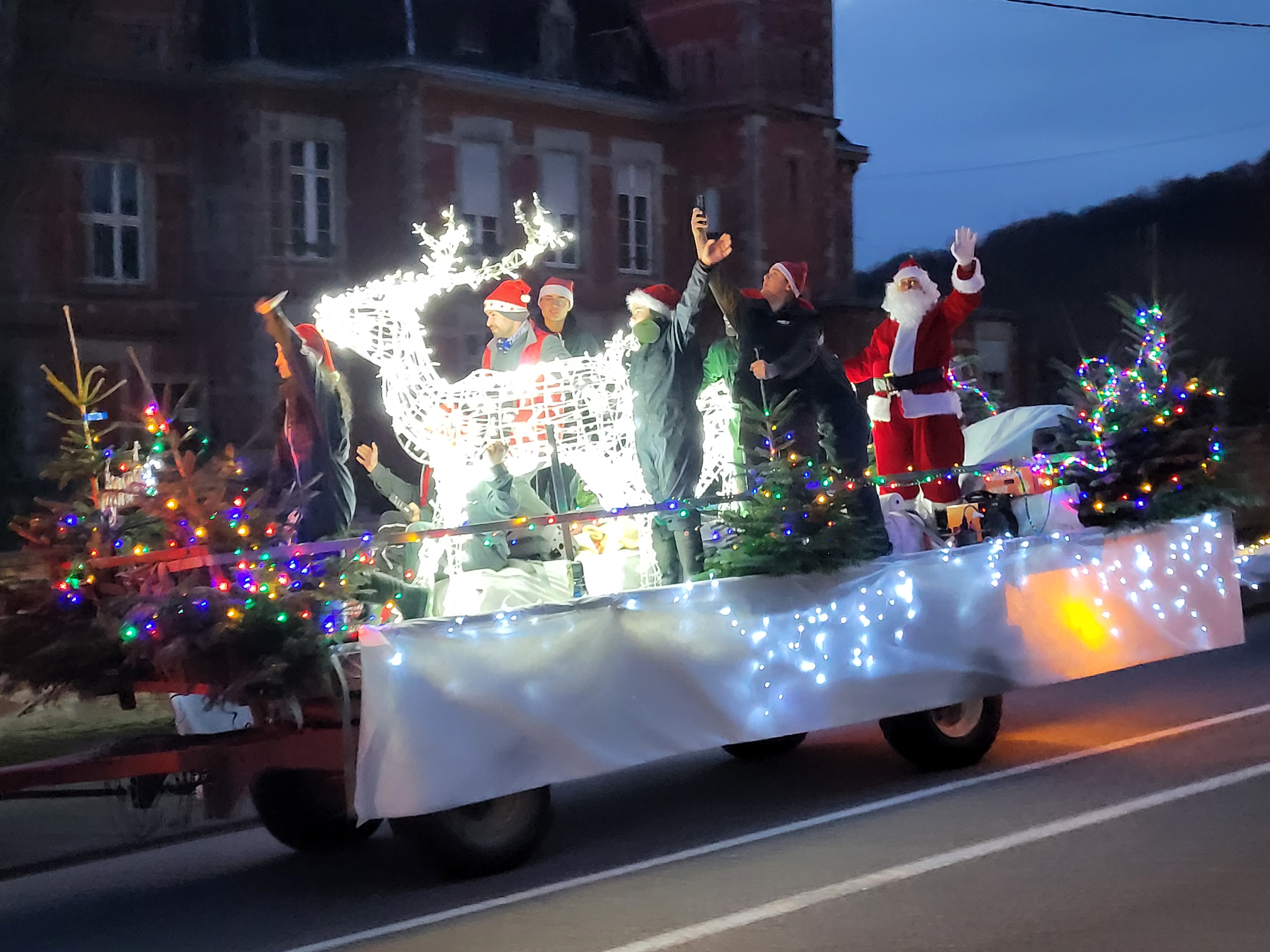 Parade-tracteur-JA-Noel-2024 (9).jpg